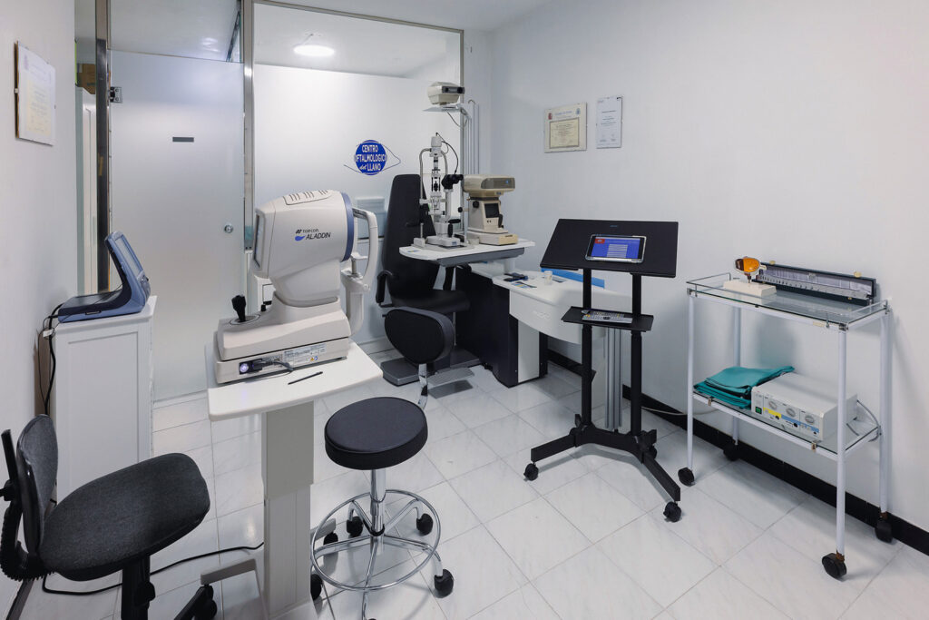 Advanced ophthalmic diagnostic equipment at Centro Oftalmológico del Llano