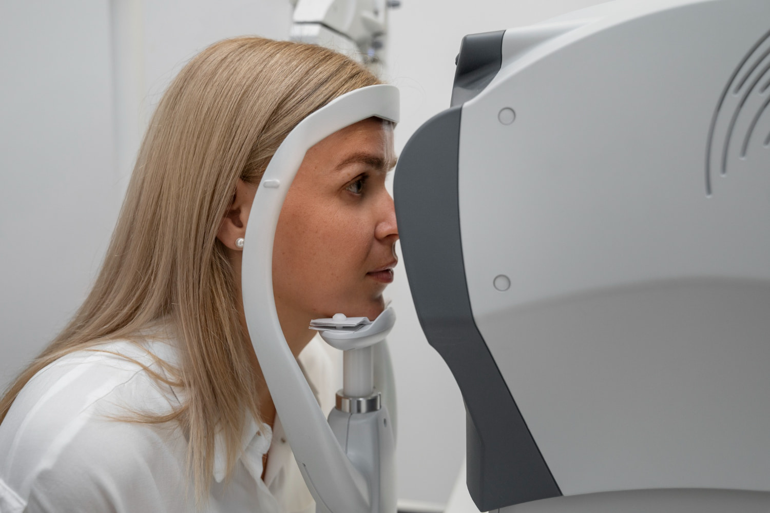 Optical coherence tomography eye scan